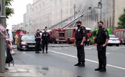 До восьмисот квадратных метров выросла площадь пожара в здании в центре Москвы - echo.msk.ru - Москва