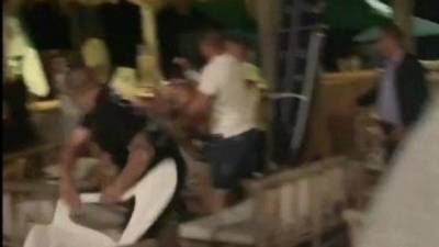 Видео: массовая драка в ресторане в Нетании – в ход пошли стулья, ранена женщина - vesty.co.il
