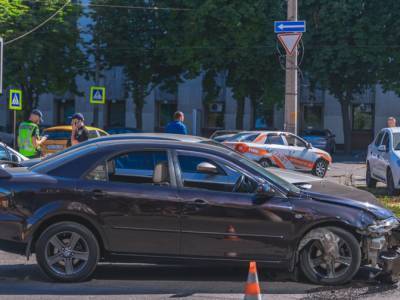 В Днепре на проспекте Mazda протаранила Renault - golos.ua - Украина