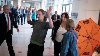 Ангела Меркель - Экоактивисты устроили акцию протеста в бундестаге рядом с Меркель - iz.ru