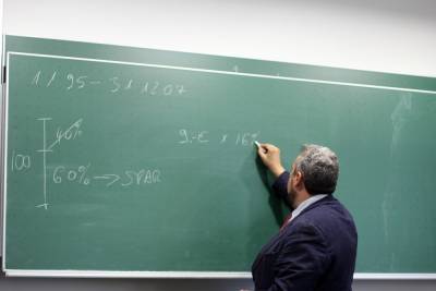 Олег Смолин - Учителям планируют увеличить отпуск и отрегулировать размер оклада - mk.ru - Россия