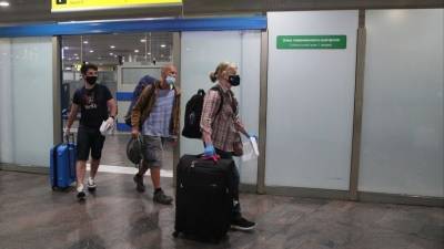 Алексей Плотников - Более 100 россиян доставили вывозным рейсом из Африки в Москву - 5-tv.ru - Россия