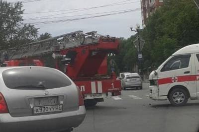 В Хабаровске «скорая» врезалась в пожарную машину - hab.aif.ru - Хабаровск