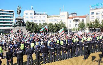 Иван Гешев - В Болгарии протестующие заблокировали бульвар перед зданием парламента - charter97.org - Болгария