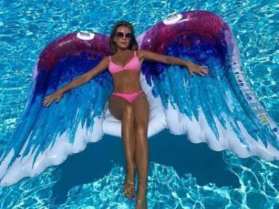 Аманда Холден - 49-летняя британская телеведущая показала девичью фигуру в бассейне - golos.ua - Англия