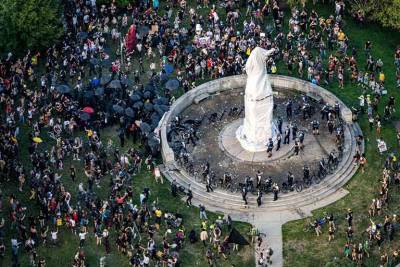 Дональд Трамп - Христофор Колумб - Война с Колумбом в Чикаго: памятник «победил» активистов BLM - free-news.su - США - Испания