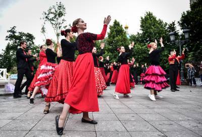 Москвичей пригласили на мастер-классы по танцам в десяти столичных парках - vm.ru