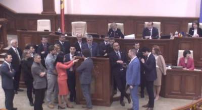 Майя Санду - Зинаида Гречаная - Молдавская оппозиция сорвала выступление премьера в парламенте - eadaily.com