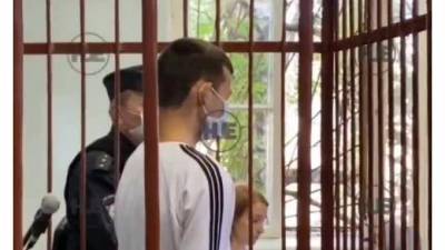 Видео: Отчим, регулярно избивавший 2-летнего малыша, расплакался в суде из-за страха - piter.tv - Московская обл.