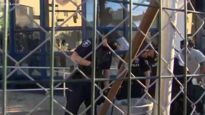 В результате беспорядков в Сиэтле пострадали 12 полицейских - piter.tv - Сиэтл