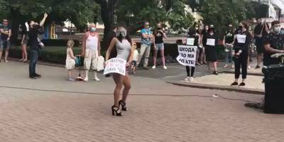 В Кропивницком Go-Go танцами протестовали против ночных ограничений общепита - sharij.net