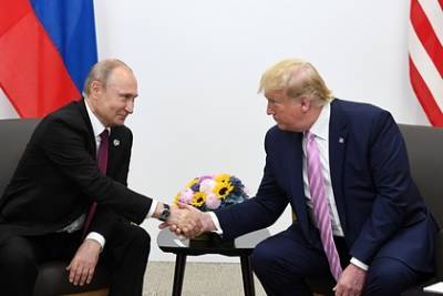 Дональд Трамп - Владимир Путин - Джон Болтон - Трампа упрекнули в невозможности говорить с Путиным на равных - lenta.ru - Россия - США