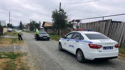 В Первоуральске девочка выскочила под машину неопытного водителя – у ребенка рваные раны лица и головы - newdaynews.ru - Россия - Первоуральск