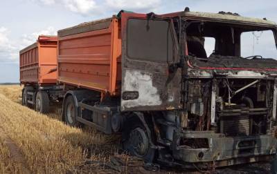 Под Новогрудком в поле горел грузовик-зерновоз - naviny.by - Белоруссия