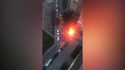 Видео: на Малой Балканской ночью от огня пострадали две иномарки - piter.tv - Санкт-Петербург - р-н Фрунзенский