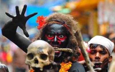 Индийский колдун поджог и накормил фекалиями одержимую бесами клиентку - korrespondent.net - Индия - India