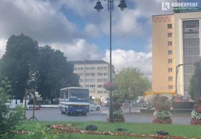 В центре Луцка неизвестный захватил автобус с заложниками (фото, видео) - facenews.ua - Украина - Луцк