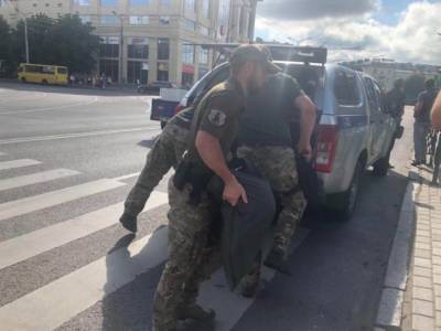 В Луцке вооруженный мужчина взял в заложники автобус с пассажирами - prm.ua - Луцк - Волынская обл.