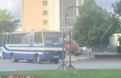 В украинском Луцке мужчина со взрывчаткой и оружием захватил автобус с заложниками - ont.by - Украина - Луцк - Волынская обл.