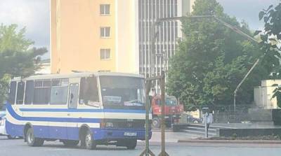 В Луцке мужчина захватил автобус: пассажиров приковали наручниками - ru.slovoidilo.ua - Луцк - Волынская обл.