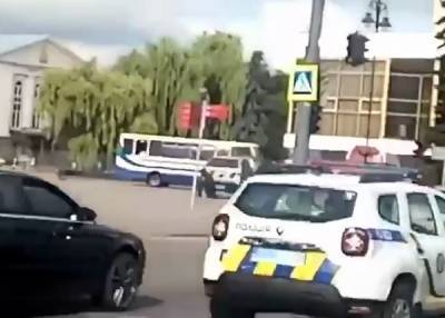 На Украине мужчина захватил автобус с заложниками и угрожает его взорвать - nakanune.ru - Украина