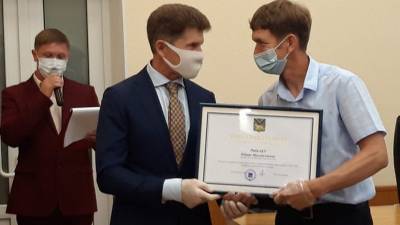Олег Кожемяко - В Приморье наградили волонтёров за помощь в период пандемии COVID-19 - russian.rt.com - Россия - Приморье край