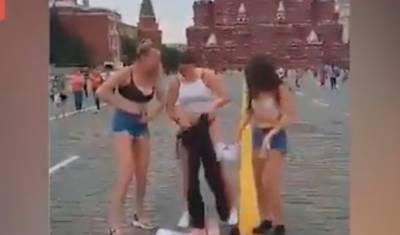 Три девушки обнажились на Красной площади, чтобы позагорать - newizv.ru - Россия