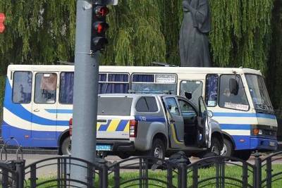 Владимир Зеленский - Петр Порошенко - Арсен Аваков - Стали известны требования украинца, захватившего автобус с заложниками в Луцке - versia.ru - Украина - Луцк