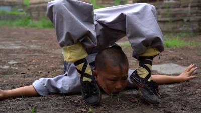 Девятилетний шаолиньский монах может час стоять на голове. - riafan.ru - п. Хубэй - Ухань