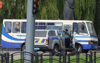 Мужчина, захвативший автобус с Луцке, угрожает взорвать его в случае штурма - theins.ru - Луцк