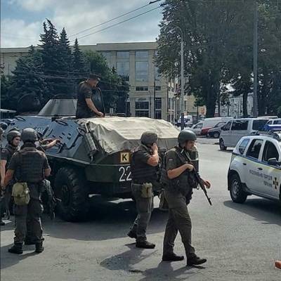 Антон Геращенко - Максим Плохой - Полиция устанавливает личность захватчика автобуса с пассажирами в Луцке - radiomayak.ru - Украина - Луцк