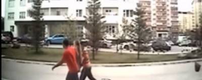 В Кировском районе Новосибирска двое мужчин пытались похитить девушку - runews24.ru - Новосибирск