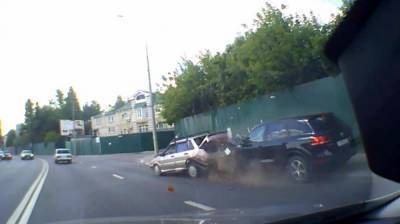 Появилось видео момента ДТП с Volkswagen Touareg на набережной в Воронеже - vestivrn.ru - Воронеж