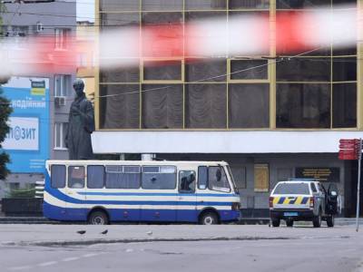 Максим Плохой - Захват автобуса в Луцке: Среди заложников есть беременная и ребенок, они связаны уже 5 часов - golos.ua - Луцк