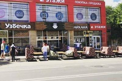 Посетителям российского ресторана предложили сесть прямо на дороге - lenta.ru - Россия - Саратов