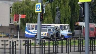 Максим Кривош - Несколько взрывов прогремели у автобуса с заложниками в Луцке - vesti.ru - Украина - Луцк