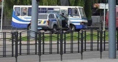 Арсен Аваков - Контакт с мужчиной, захватившим автобус в Луцке, был налажен - m24.ru - Украина - Луцк - Волынская обл.