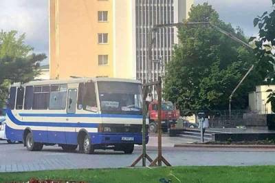 Максим Плохой - Захват заложников в Луцке: в центре города слышны множество взрывов (видео) - newsone.ua - Луцк