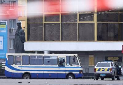 Максим Кривош - Заложники остаются в автобусе в украинском Луцке уже более 7 часов - newsland.com - Украина - Киев - Луцк