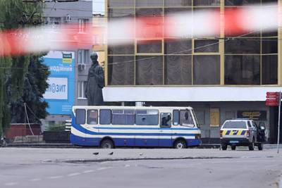 Владимир Зеленский - Максим Кривош - Заложница из захваченного украинского автобуса вышла на связь с журналистами - lenta.ru - Украина - Луцк