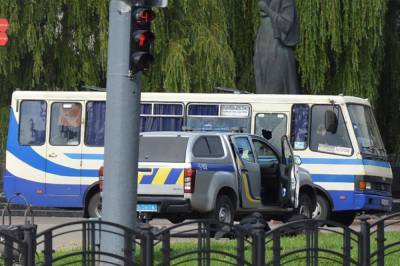 Антон Геращенко - В Луцке полиция попросила эвакуироваться людей, которые проживают в домах рядом с захваченным автобусом - newsone.ua - Украина - Луцк