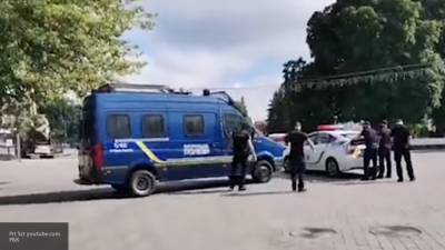 Максим Кривош - Взявший заложников в Луцке мужчина дал на выполнение требований полчаса - nation-news.ru - Украина - Луцк