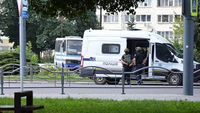 Владимир Зеленский - Антон Геращенко - Максим Кривош - Захватчик автобуса в Луцке отпустил трех заложников после разговора с Зеленским - gazeta.ru - Украина - Луцк