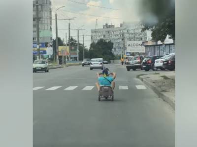Стул с моторчиком: в Днепре мужчина передвигался на необычном транспортном средстве - golos.ua