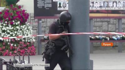 Владимир Зеленский - Арсен Аваков - В украинском Луцке вооруженный мужчина весь день удерживает заложников в автобусе - 1tv.ru - Украина - Луцк