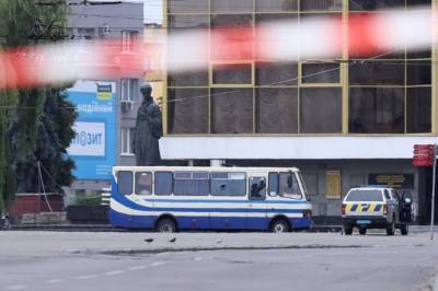 Владимир Зеленский - Арсен Аваков - Заложники из захваченного в Луцке автобуса освобождены - aif.ru - Украина - Луцк