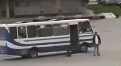 Игорь Мосийчук - Максим Кривош - Появилось видео, на котором луцкий террорист больше минуты ждёт в одиночестве у автобуса, когда его арестуют - sharij.net - Луцк
