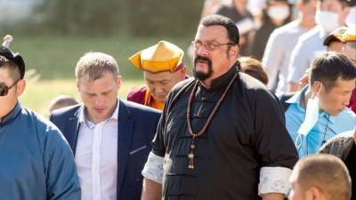 Стивен Сигал - Гражданина России Стивена Сигала встретили хлебом-солью на родине предков в Бурятии - 5-tv.ru - Россия - респ.Бурятия - Байкал