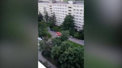 Видео: в жилом доме на Товарищеском загорелась квартира - piter.tv - Санкт-Петербург - р-н Приморский