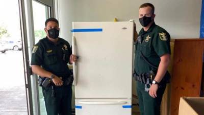 Жительница Флориды позвонила в 911 из-за сломанного холодильника — и полицейские привезли ей новый - usa.one - шт.Флорида - county Martin